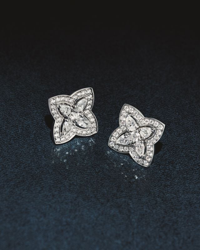 أقراط من مجموعة مجوهرات لوتس من دي بيرز