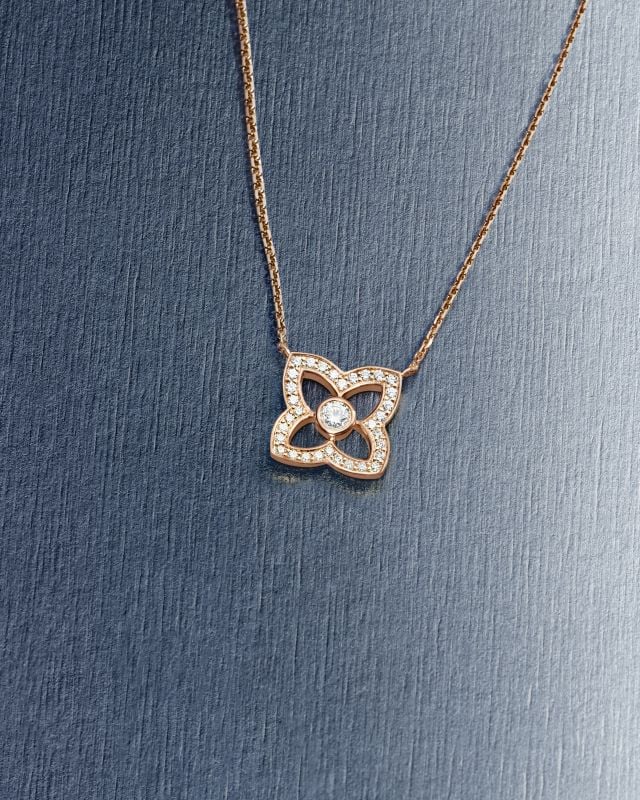 عقد من مجموعة مجوهرات لوتس من دي بيرز