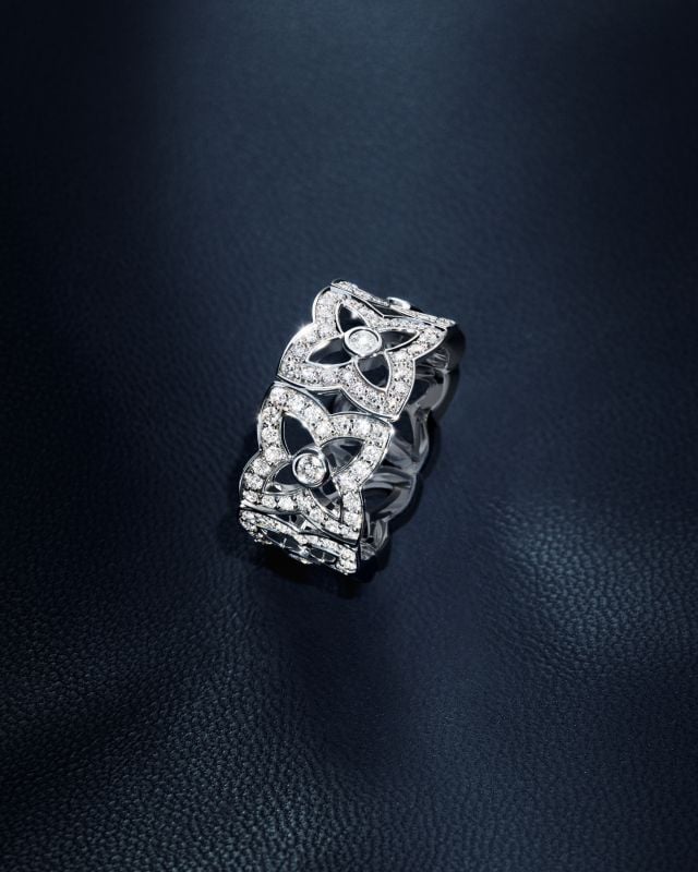 خاتم من مجموعة مجوهرات لوتس من دي بيرز