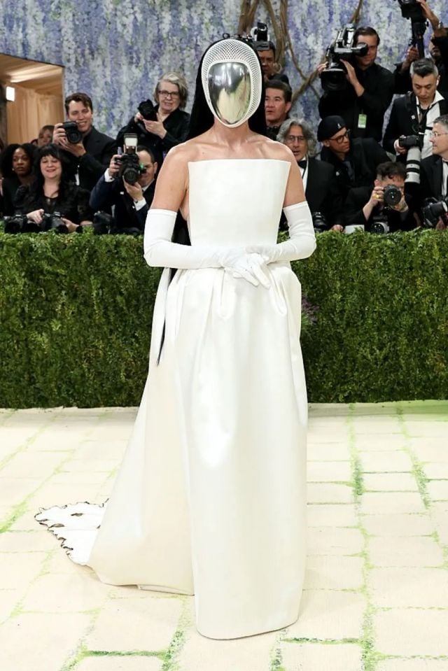 كايتي بيري: الأبيض الغامض بلمسة مرآوية مبتكَرة