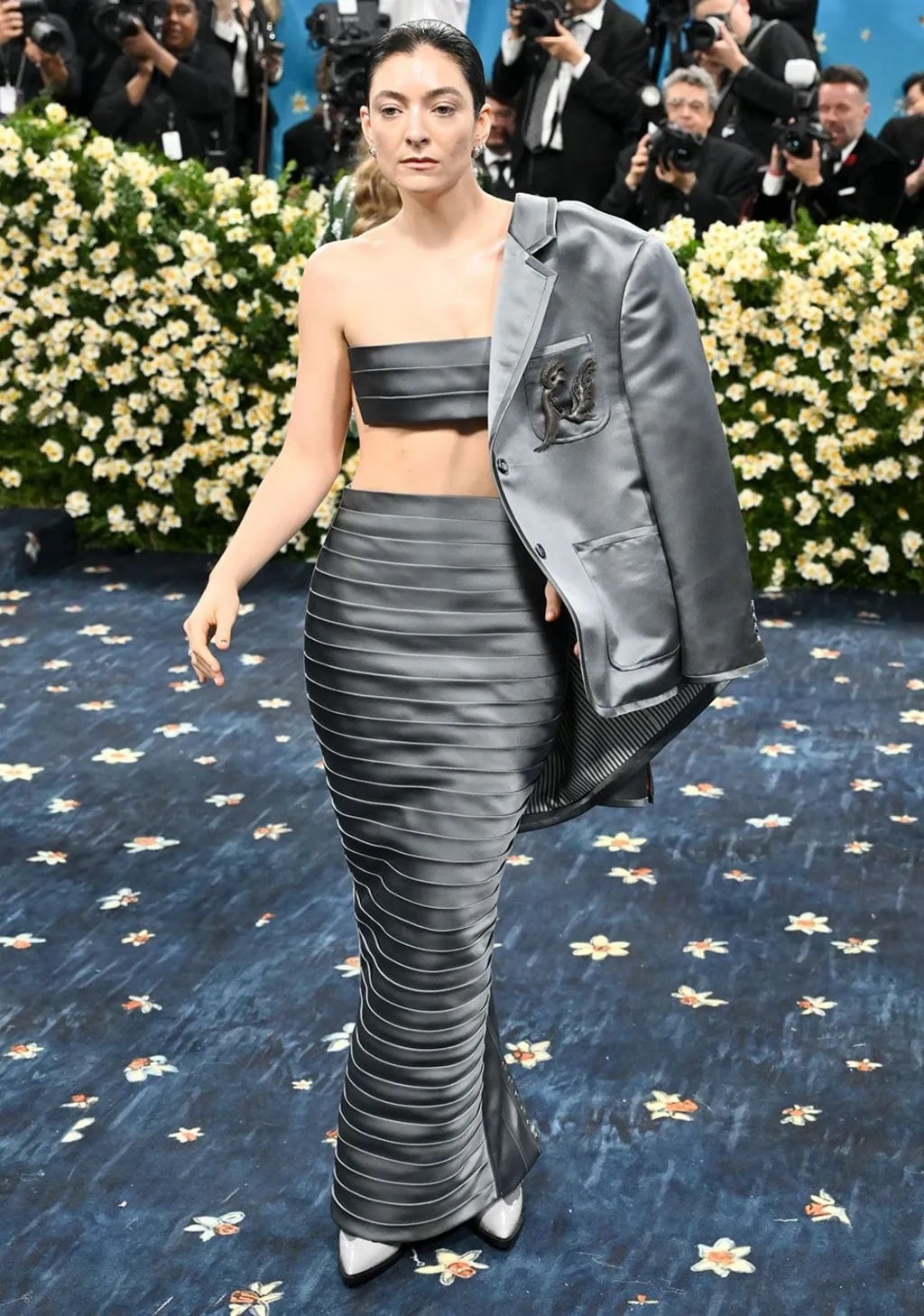 لورد بإطلالة معدنية أنيقة من Thom Browne