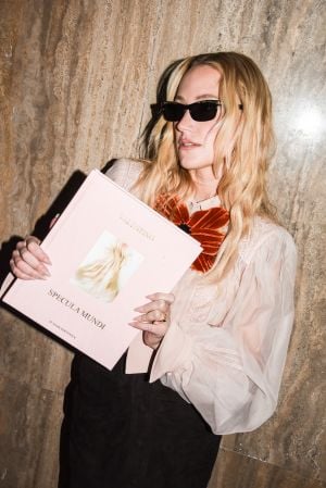 دار Valentino تقدّم كتاب الأزياء الراقية Specula Mundi للمصوّر مارك بورثويك في لوس أنجلوس