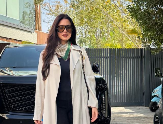 درة تنسق البرمودا الضيق بأكسسوارات ناعمة