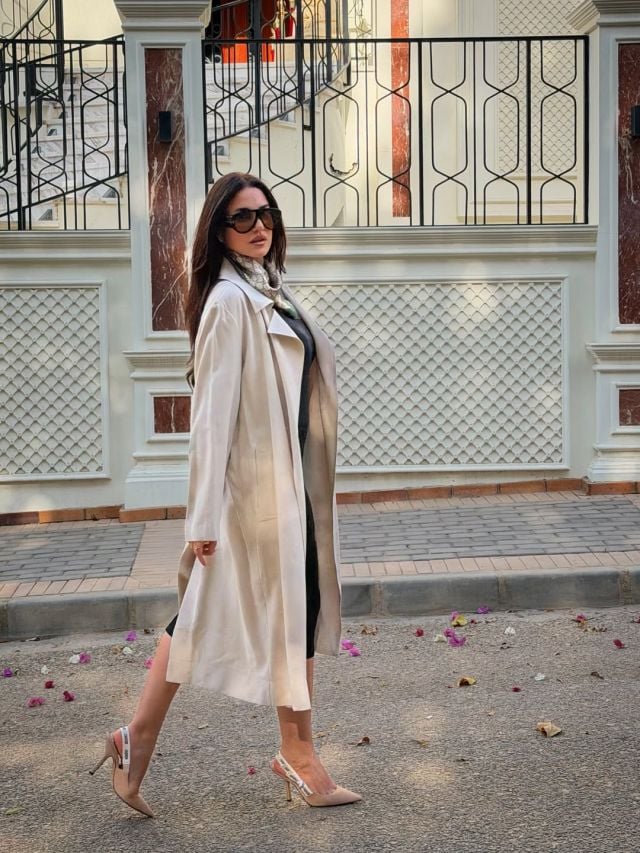 درة تتألق بالترانشكوت الطويل