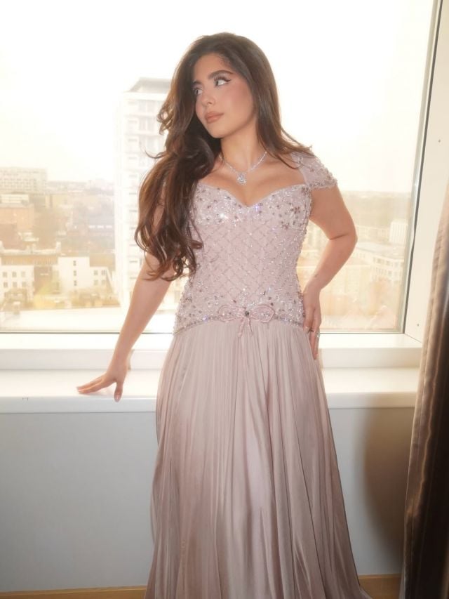 مايان السيد بفستان وردي ناعم