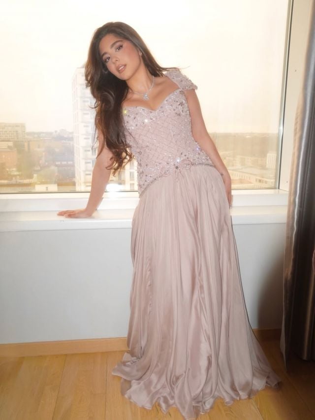 مايان السيد تتألق بفستان ناعم ومجوهرات ماسية