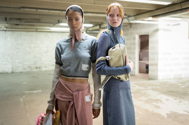 وشاح الرأس يتصدر صيحات الموسم ويميز إطلالات النجمات