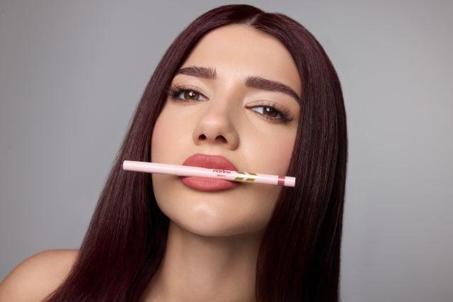 نارين بيوتي تستعرض مجموعة XOXO الغنية 