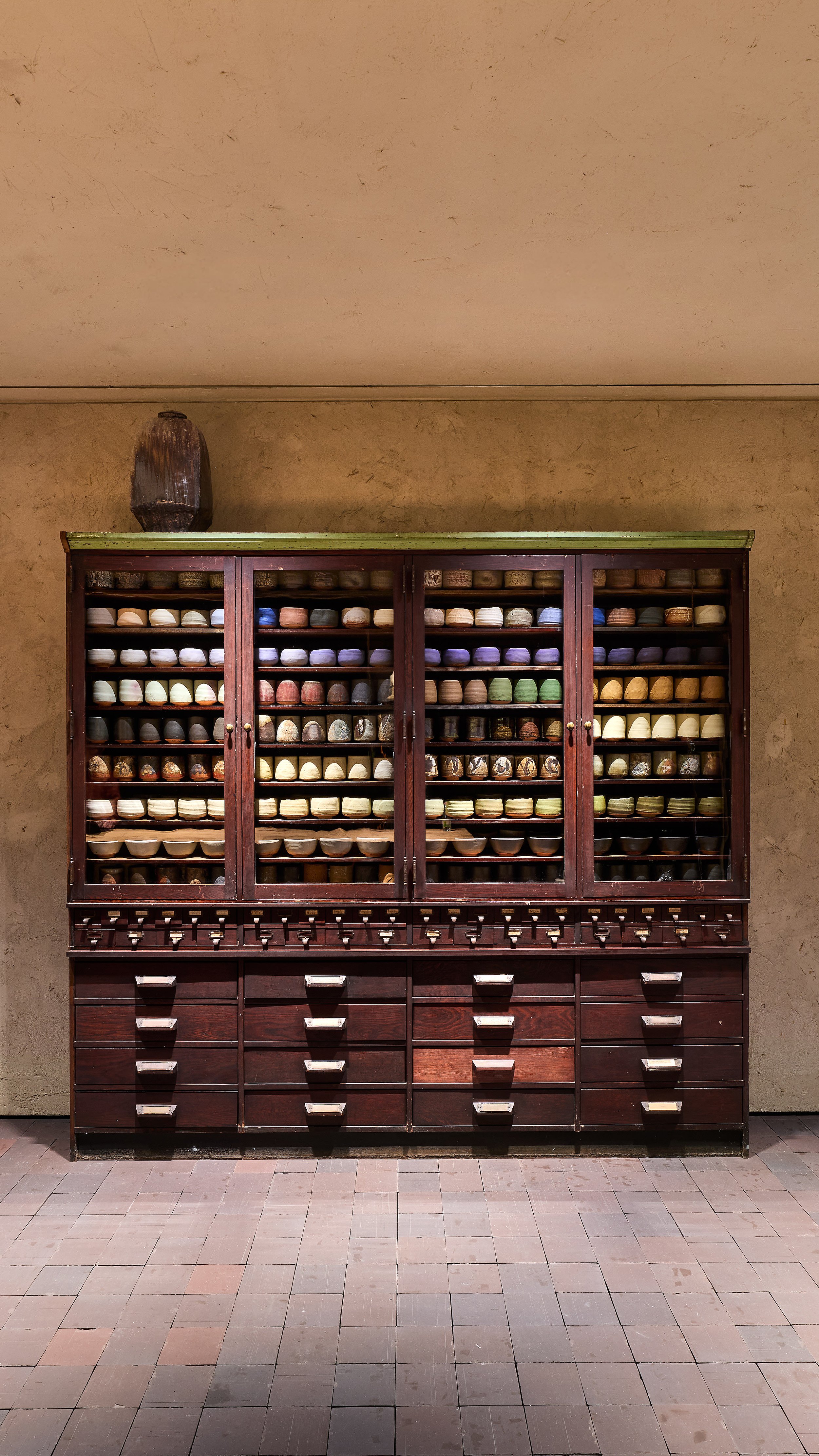 معرض Chawan Cabinet للفنان Theaster Gatesمن Prada