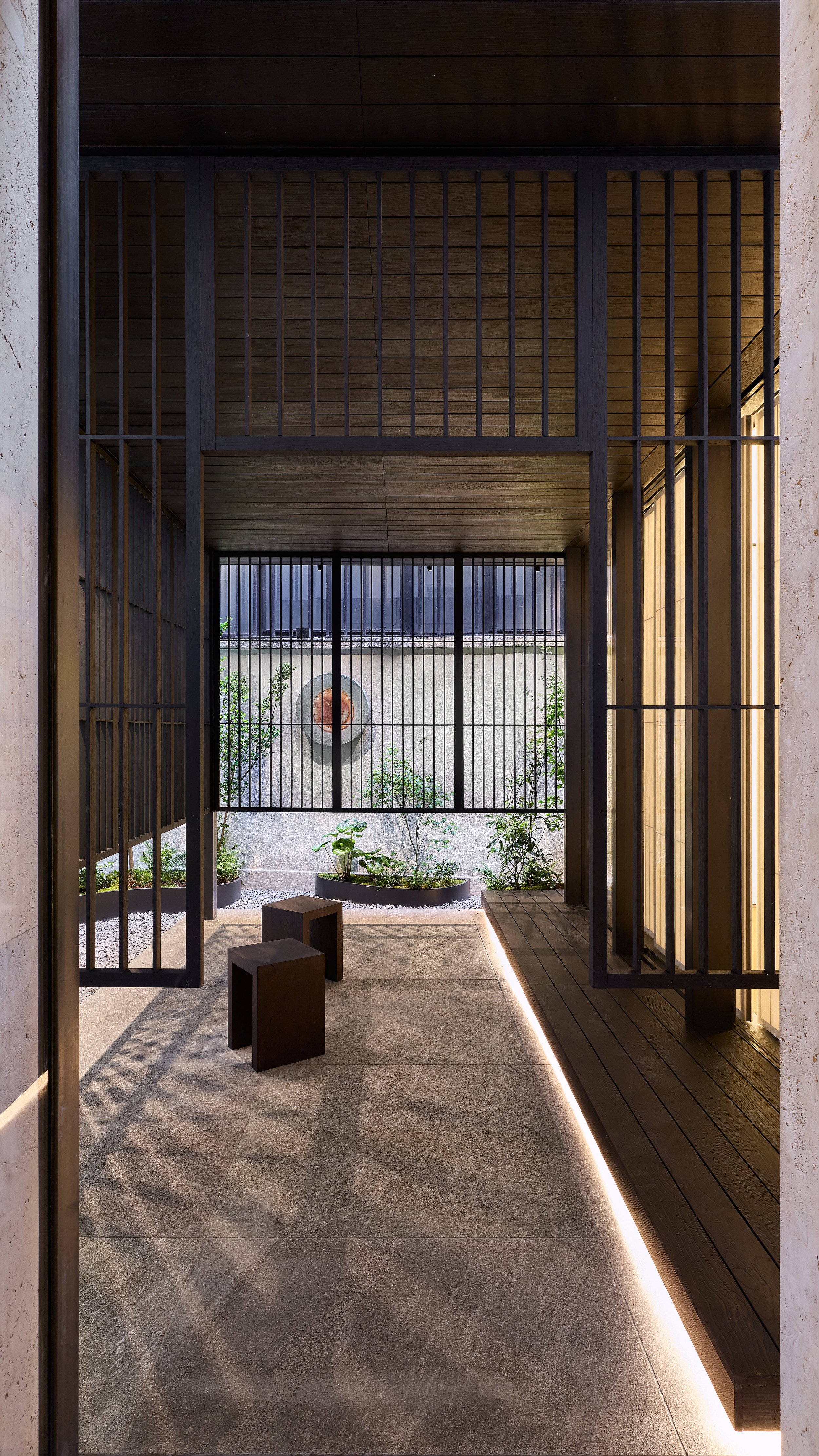 معرض Chawan Cabinet للفنان Theaster Gatesمن Prada