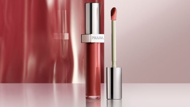 Prada Reflection لمسة لامعة تعكس الأناقة العصرية بأسلوب ناعم وفاخر