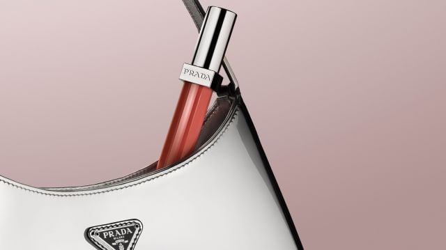 Prada Reflection شفاه متألقة بلمعان ناعم يجسد الفخامة الحديثة