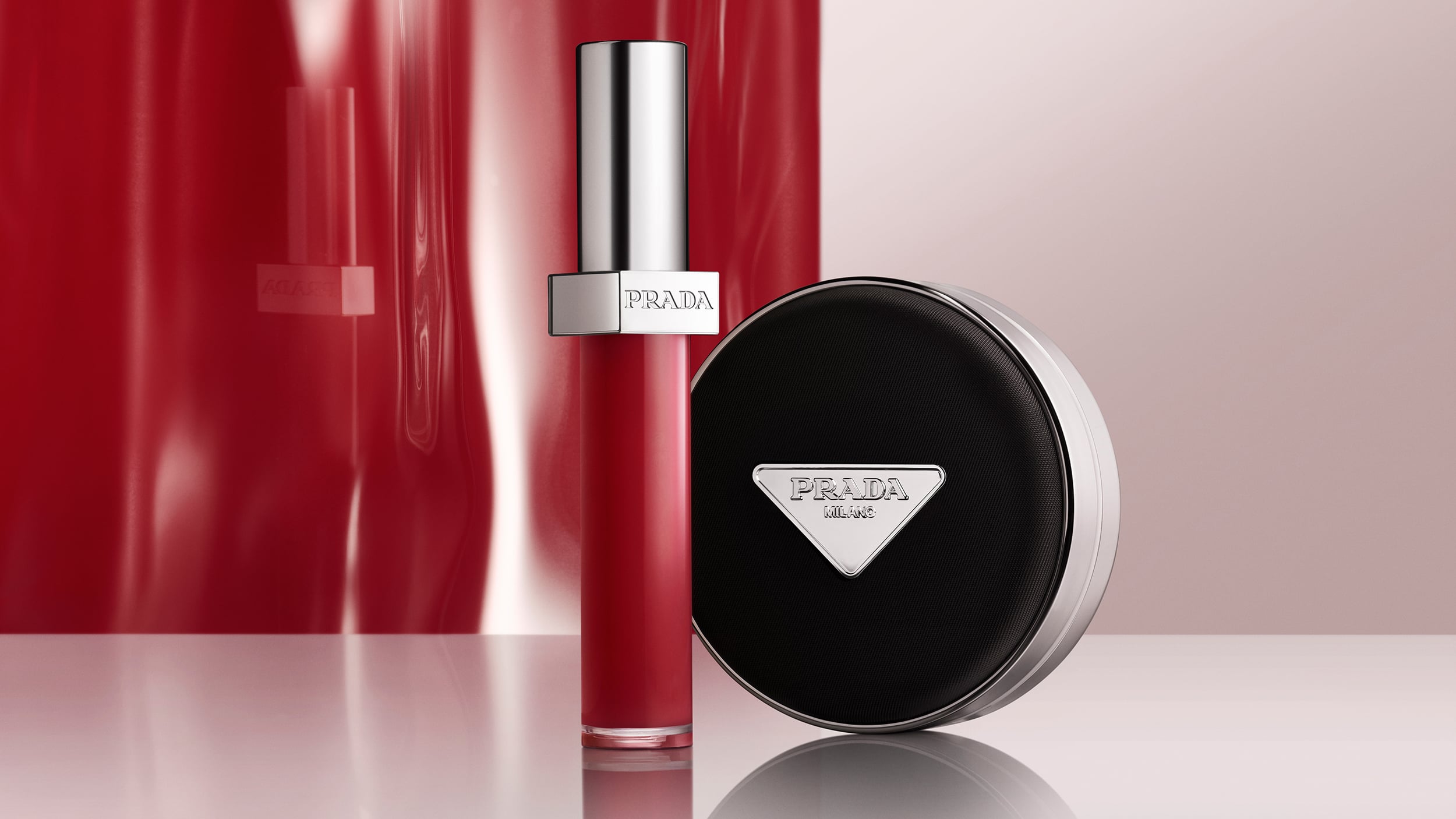 Prada Reflection إطلالة شفاه ناعمة تجمع بين اللمعان والرقي