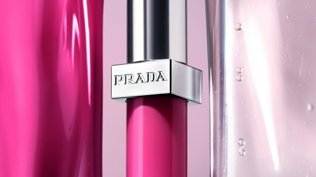 Prada Reflection تأثير لامع يعكس جمالًا عصريًا راقيًا بكل نعومة