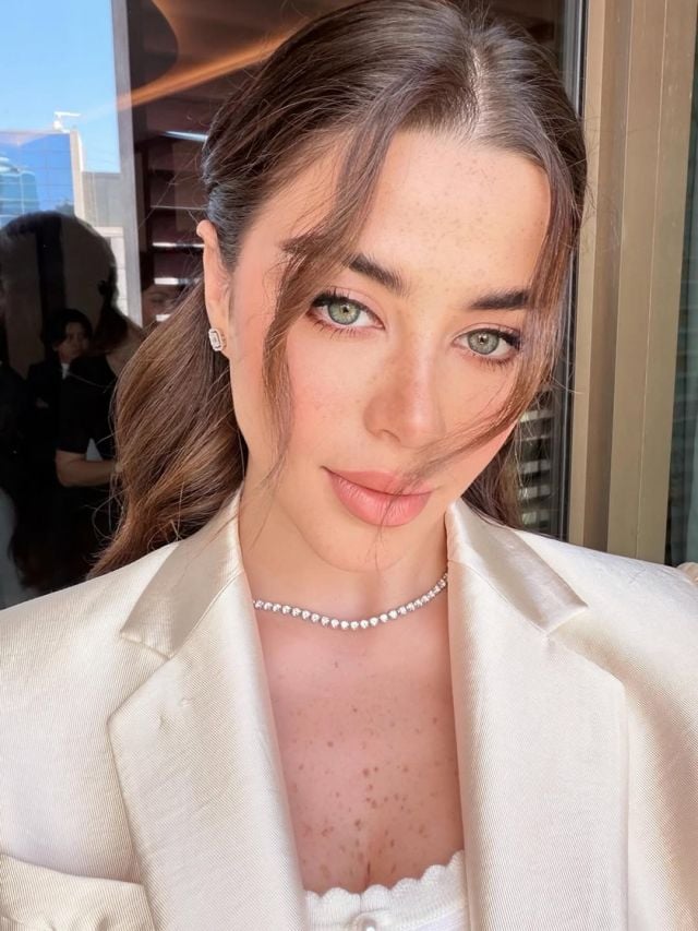 يارا السكري تتألق ببدلة أنيقة من الحرير