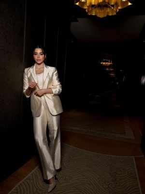 يارا السكري تتألق ببدلة أنيقة من الحرير