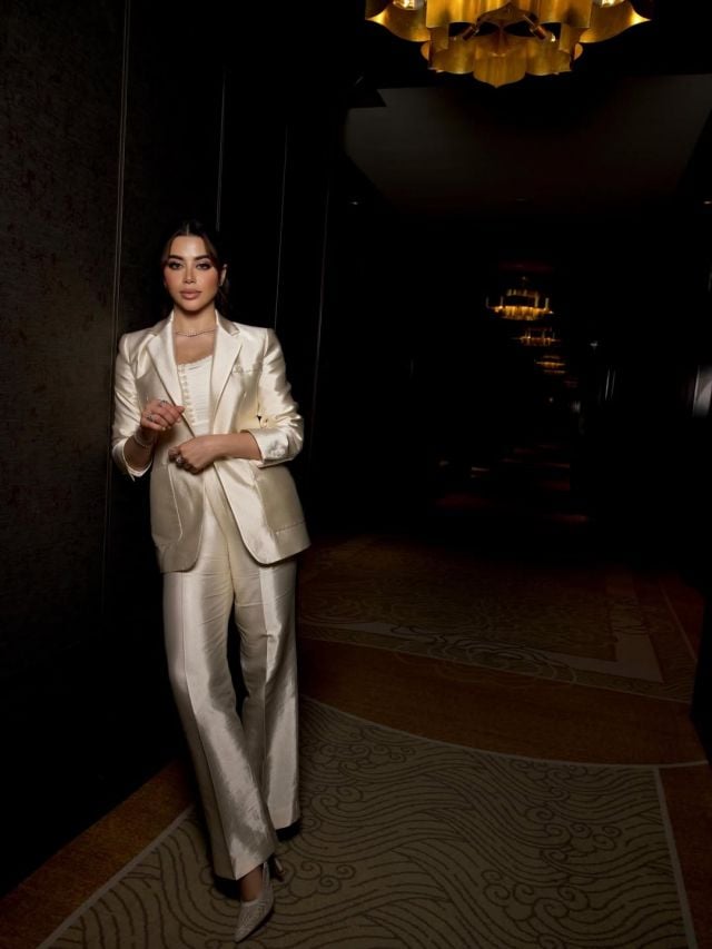 يارا السكري ببدلة من الحرير اللامع