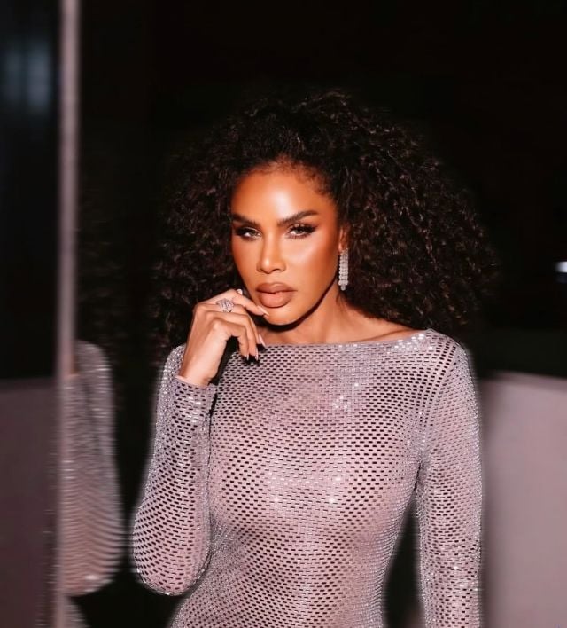 هند البحرينية تتألق بالفضّي اللامع