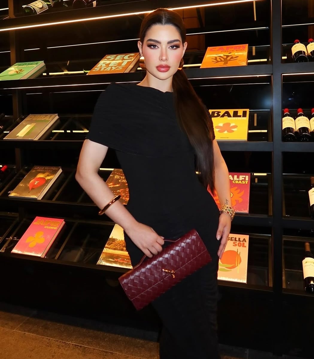 روان بن حسين بفستان من الصوف بتفاصيل محتشمة