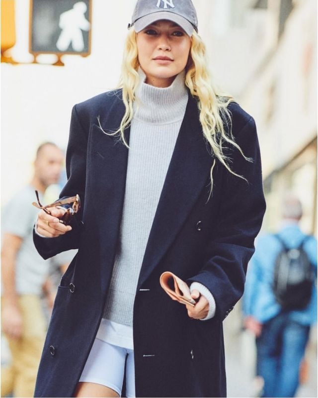 جيجي حديد بإطلالة شتوية عصرية