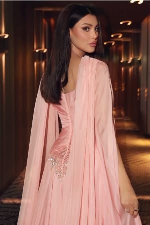 أميمة طالب تلفت الأنظار بفستان ضيّق بتصميم مبتكَر