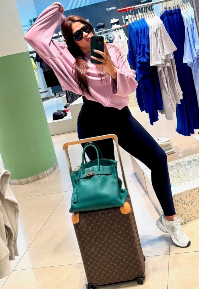 ياسمين عبد العزيز والإطلالات الكاجوال البسيطة