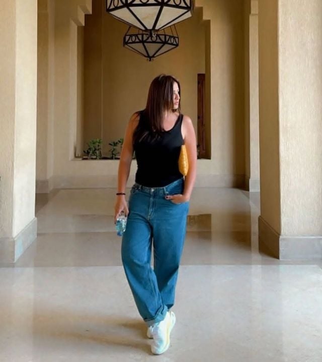 ياسمين عبد العزيز بالجينز المريح