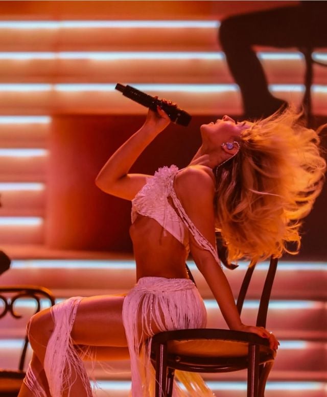 سابرينا ببدلة للرقص الشرقي
