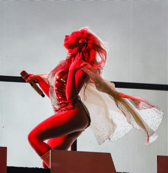 سابرينا كاربنتر بفستان ذهبي قصير