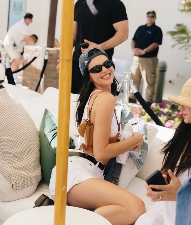 كايلي جينر بإطلالة بيضاء ناعمة