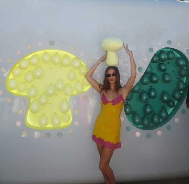 هايلي بيبر انيقة بالفستان القصير