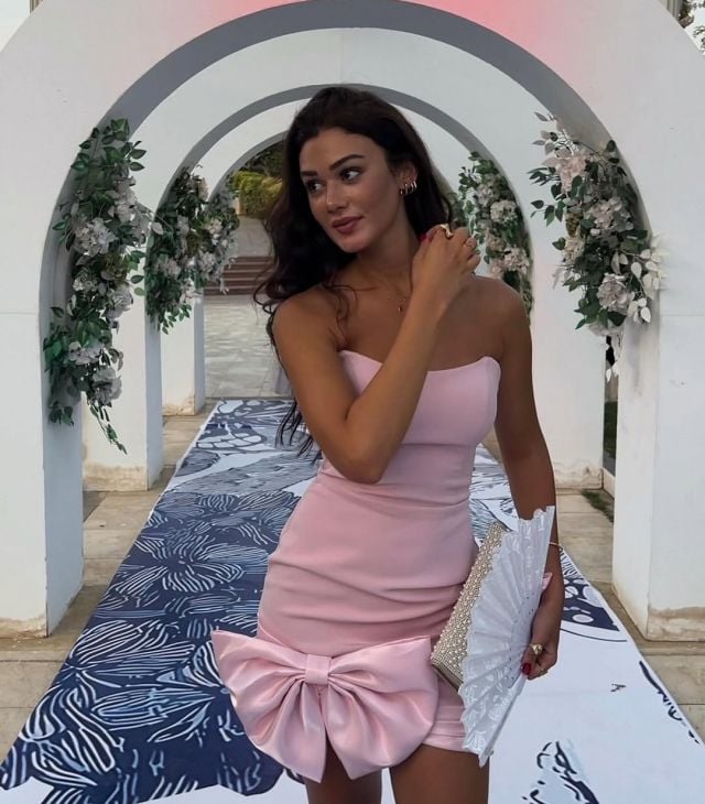 بسنت أبو باشا بفستان وردي انيق