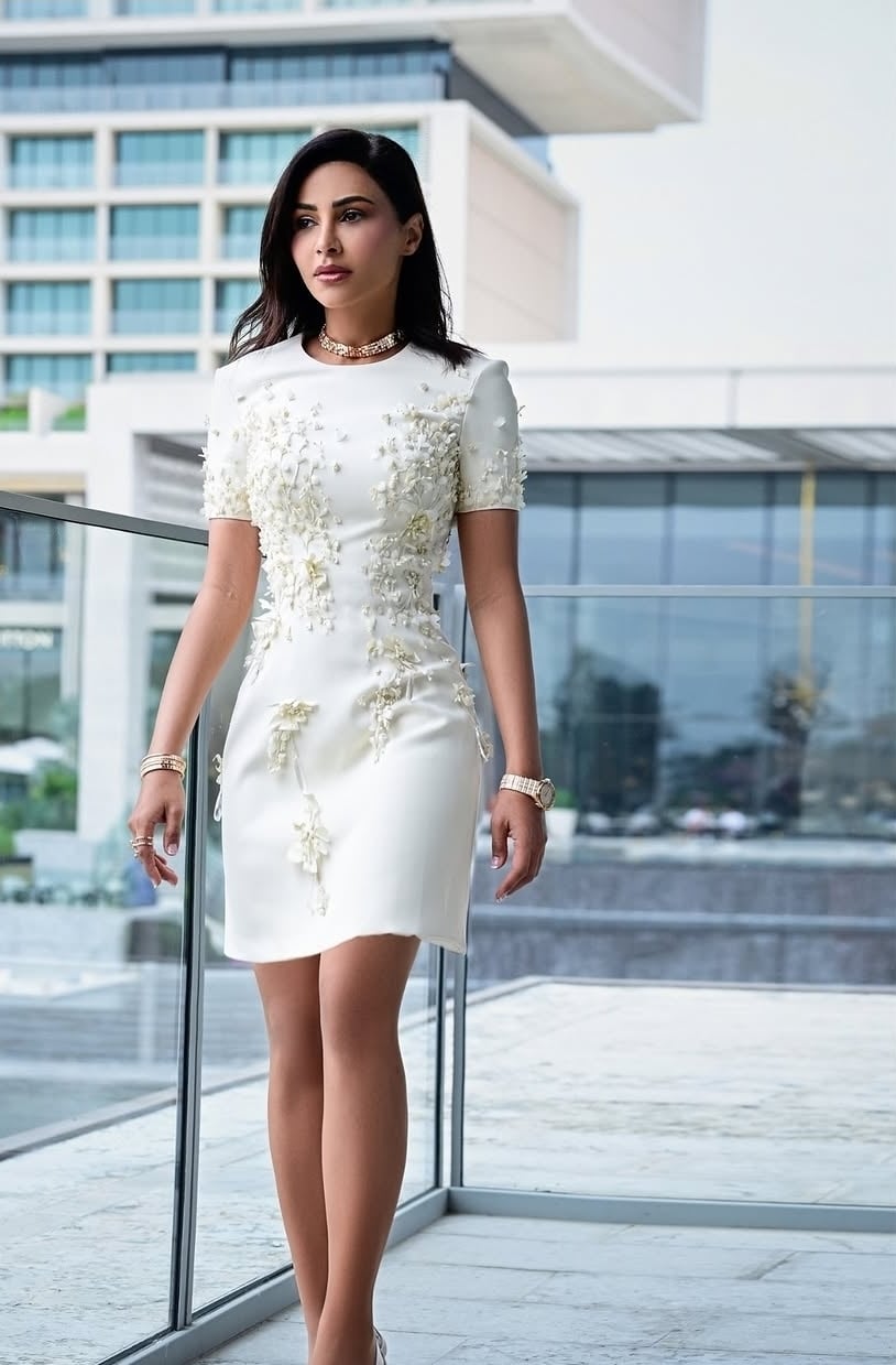 مهيرة عبد العزيز تضج أنوثةً بفستان قصير