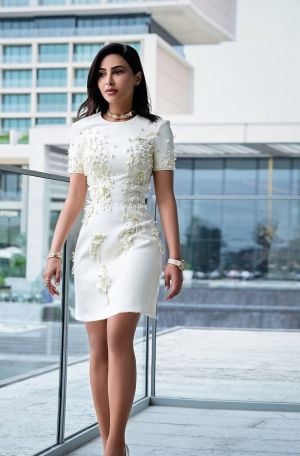 مهيرة عبد العزيز تضج أناقة بفستان قصير