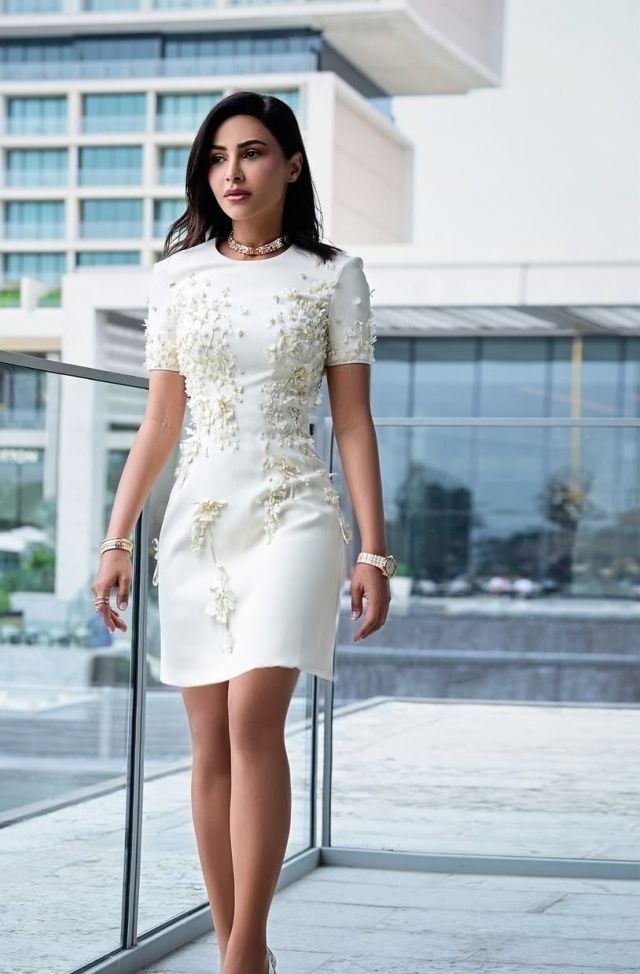 مهيرة عبد العزيز بفستان قصير