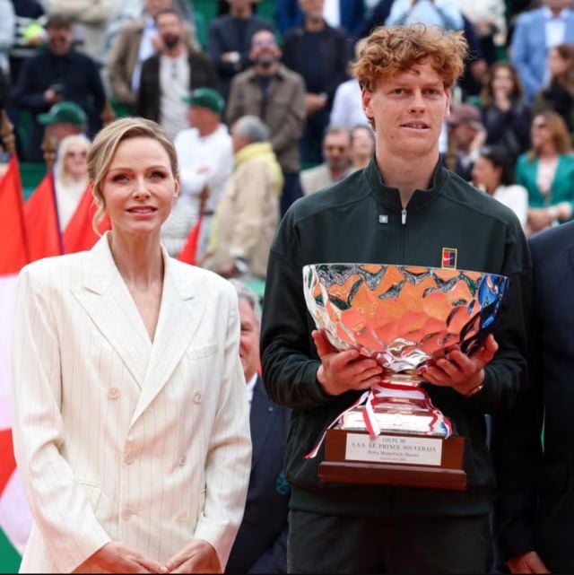 الأميرة شارلين بإطلالة مونوكرومية 