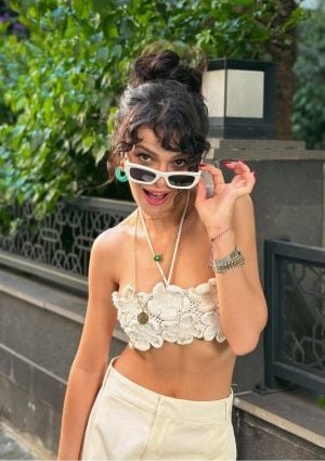 سينيم أونسال تعتمد صيحات جريئة بأسلوب أنثوي لافت