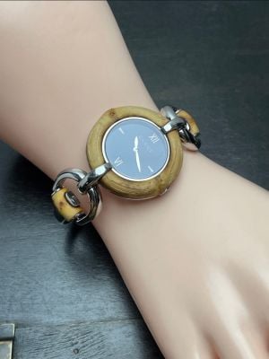 دار Gucci تقدّم مجموعتين أيقونيتين من ساعات Horsebit وBamboo