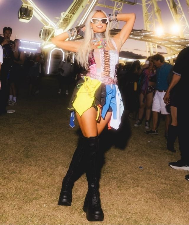 باريس هيلتون بإطلالة مصنوعة من بقايا الأقمشة