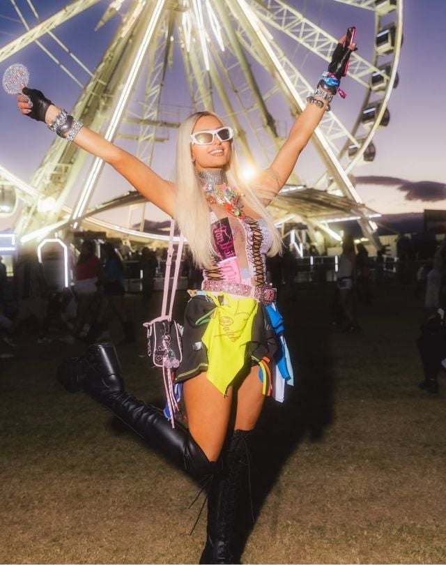 باريس هيلتون بتنورة قصيرة مصنوعة من بقايا الأقمشة