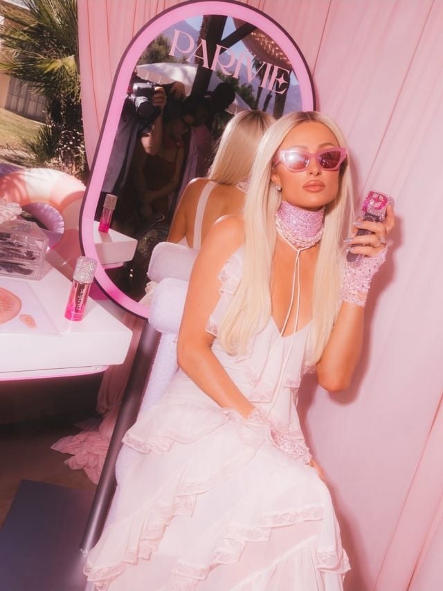 باريس هيلتون بفستان أبيض ناعم