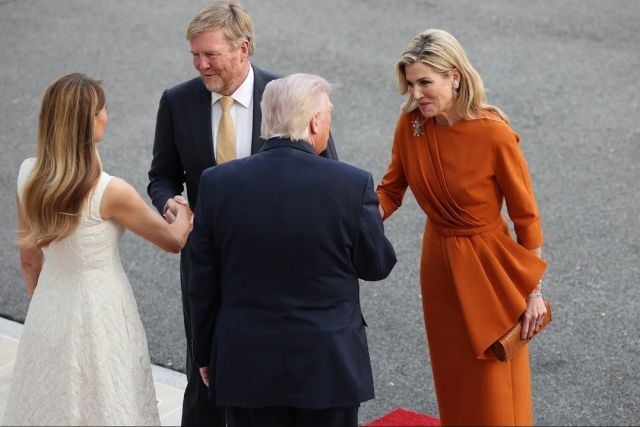 ملكة هولندا بإطلالة مونوكرومية محتشمة