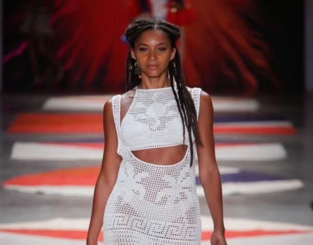 موضة فساتين الشبك: جرأة وأناقة في موسم 2026