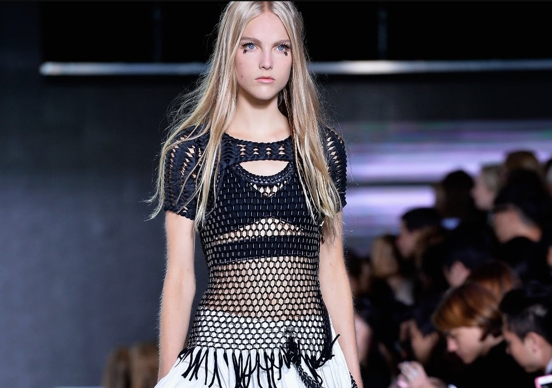 موضة فساتين الشبك: جرأة وأناقة في موسم 2026