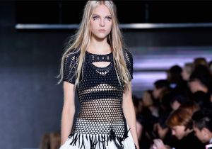 موضة فساتين الشبك: جرأة وأناقة في موسم 2026