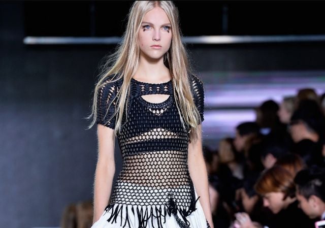 فساتين الشبك تعود بجرأة في ربيع وصيف 2026