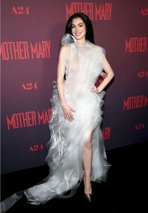 آن هاثاوي تتألق بصيحة الكشاكش بتصميم مبتكَر