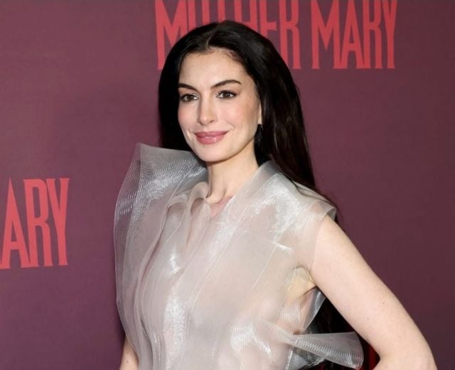 النجمة آن هاثاوي أنيقة بالأبيض