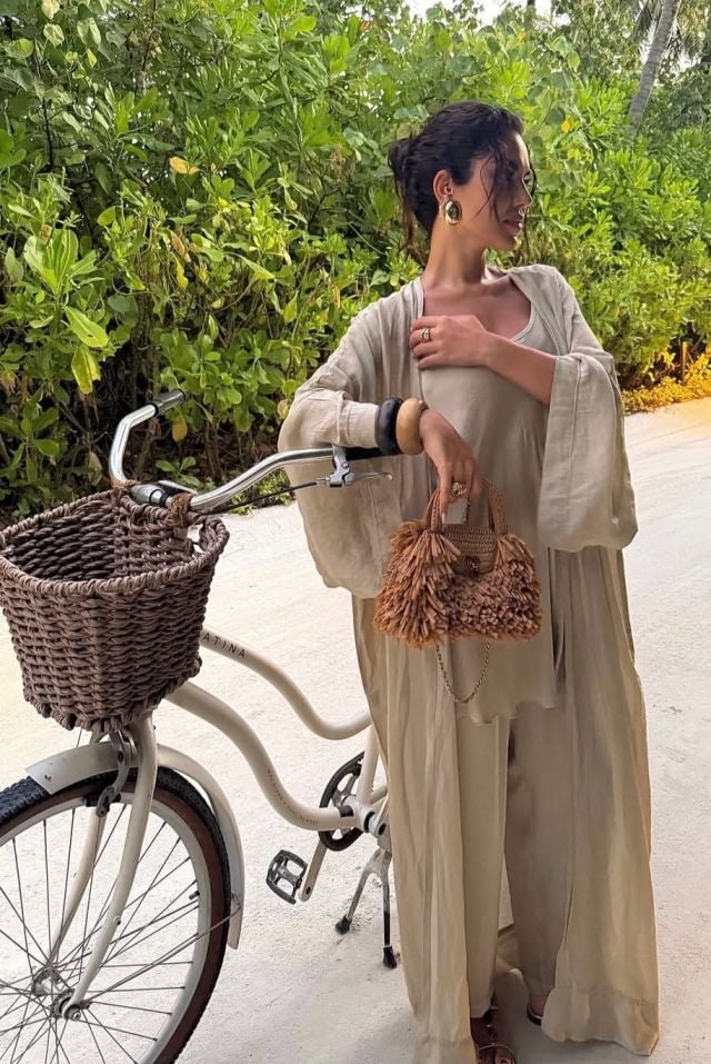 نجود الرميحي تختار الملابس المحتشمة