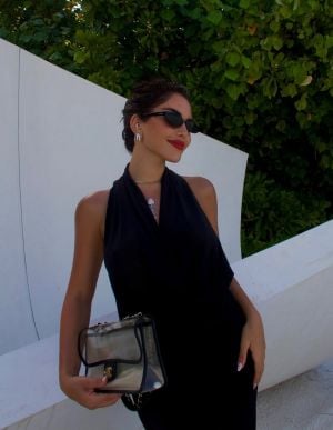 نجود الرميحي تعتمد أسلوباً خاصاً في اختيار الأزياء الصيفية